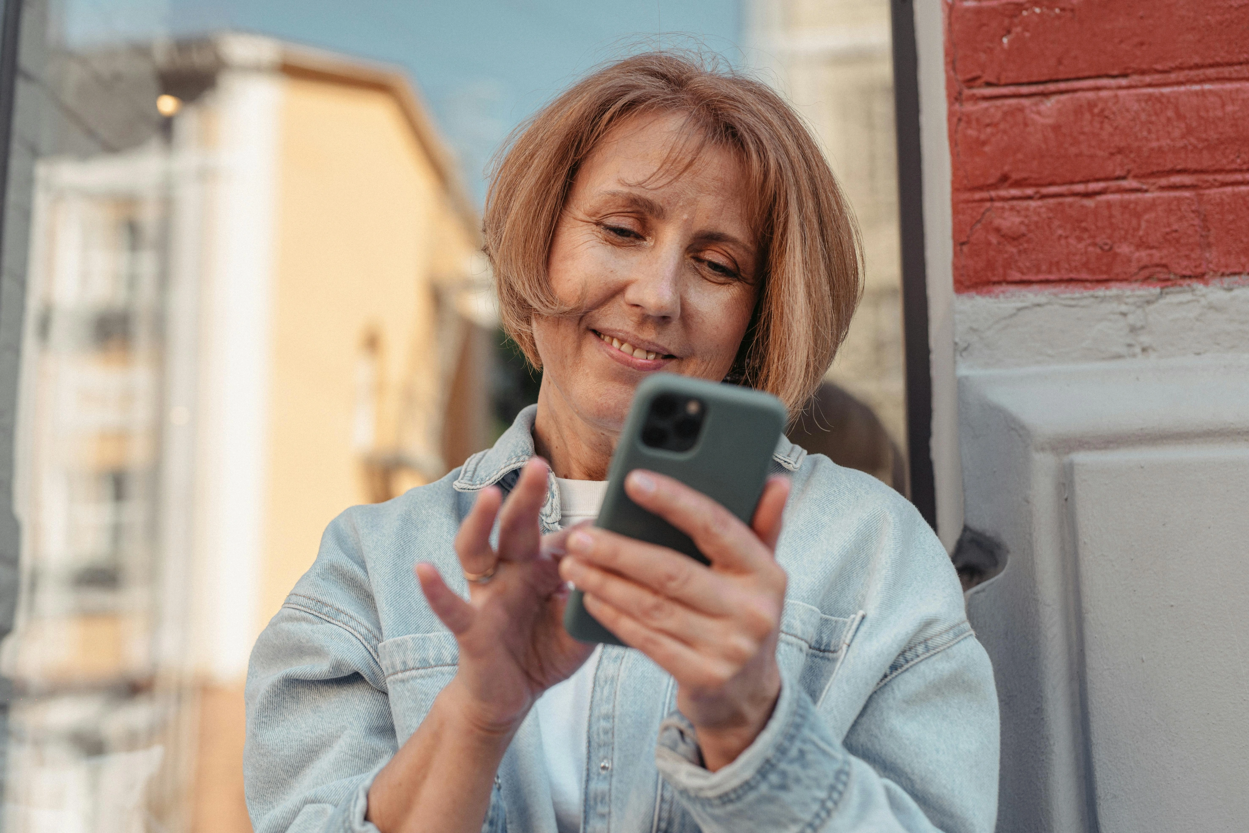 Happy venue operator using Breezit instant replies